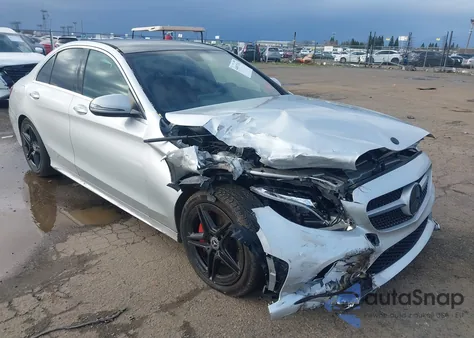 2019 Mercedes-Benz C 300 z USA, uszkodzony, nr VIN 55SWF8DB7KU282904